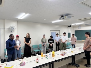 お茶をたてる木村さん